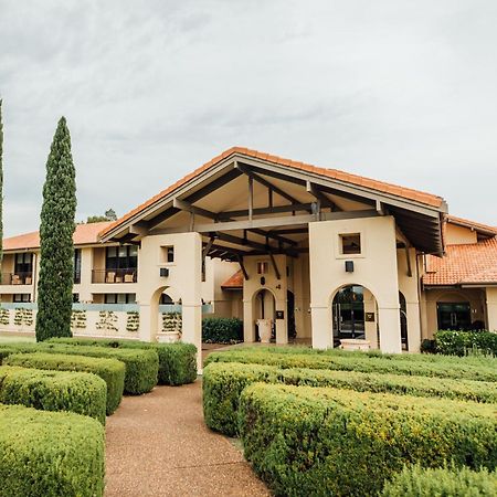 Chateau Elan At The Vintage Pokolbin Εξωτερικό φωτογραφία Clubhouse at the Royal Perth Golf Club