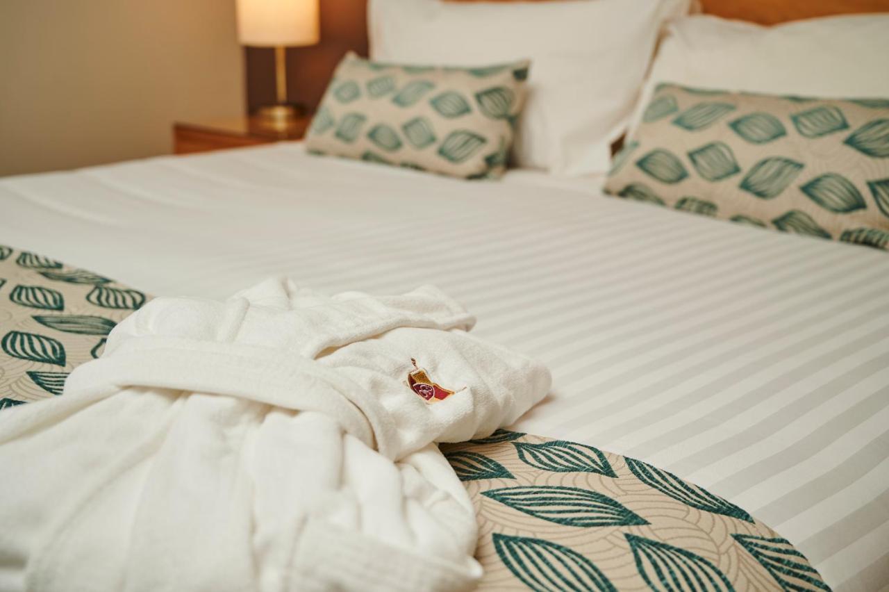 Chateau Elan At The Vintage Pokolbin Εξωτερικό φωτογραφία A bathrobe on a bed