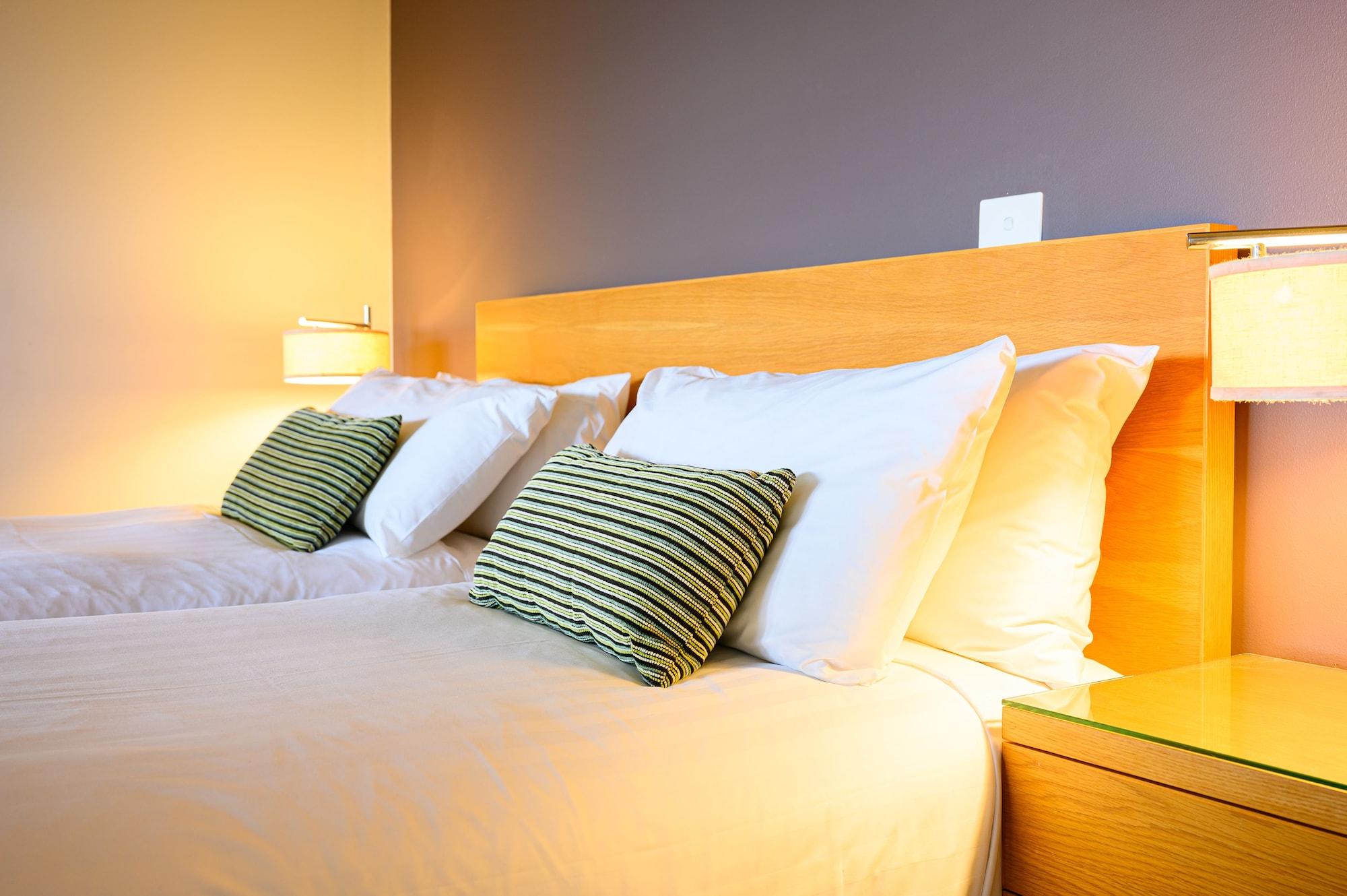 Chateau Elan At The Vintage Pokolbin Εξωτερικό φωτογραφία A bed with pillows