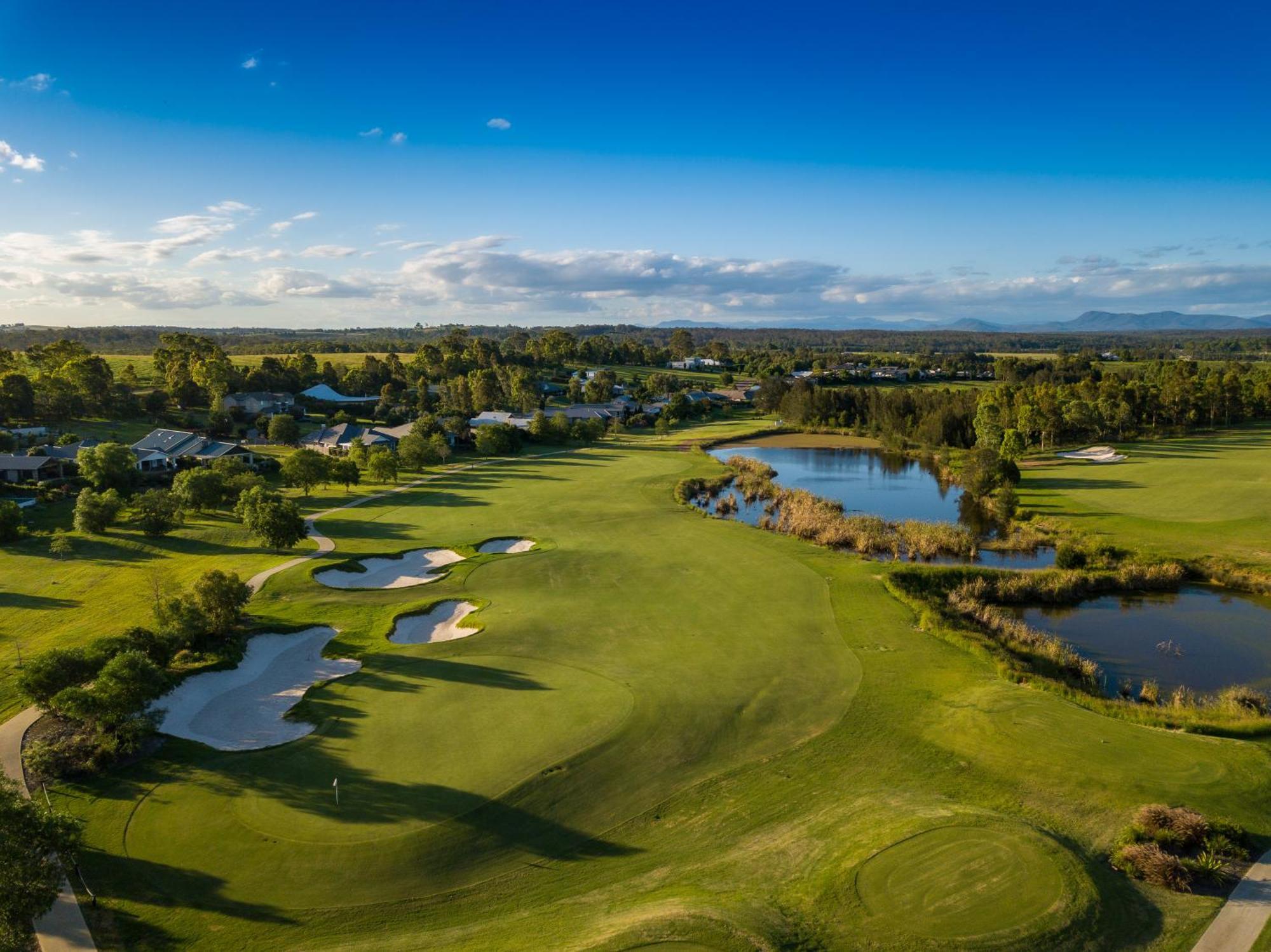 Chateau Elan At The Vintage Pokolbin Εξωτερικό φωτογραφία The 18th hole at The Lakes Golf Club