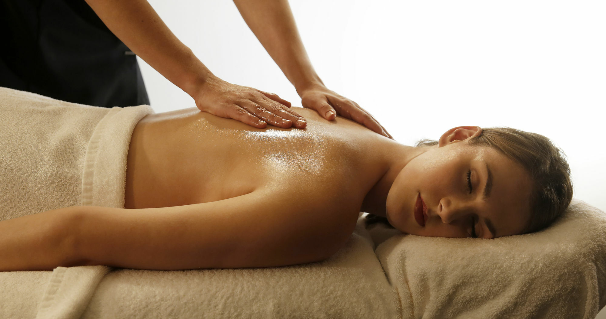 Chateau Elan At The Vintage Pokolbin Εξωτερικό φωτογραφία A woman receiving a massage
