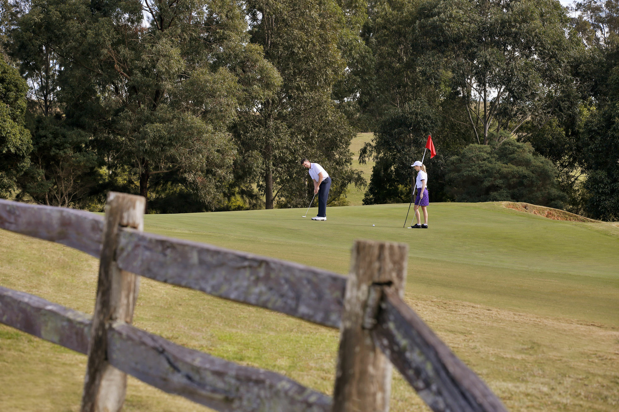 Chateau Elan At The Vintage Pokolbin Εξωτερικό φωτογραφία Golfers at the 18th green